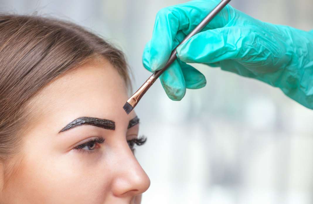 Henné sourcil: qu'est-ce que c'est, comment le faire, est-ce vraiment bon pour tout le monde ...